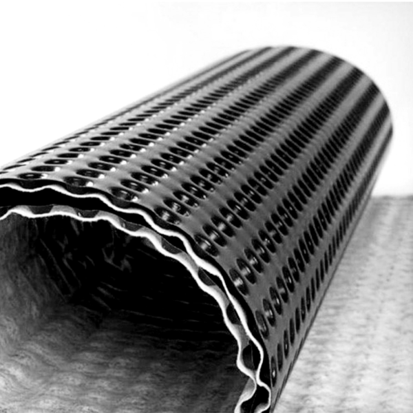 ​Rollo de lámina drenante Atus Silkworm de 8 mm con geotextil blanco, desplegado sobre superficie de obra.