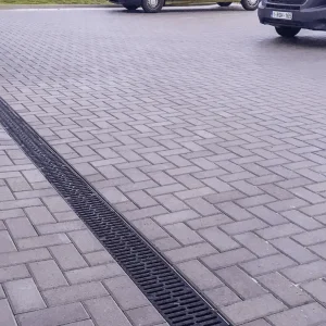 Canal ACO Multidrain de hormigón polímero, disponible en medidas de 100 a 300 mm para drenaje urbano, industrial y tránsito frecuente de Australmat