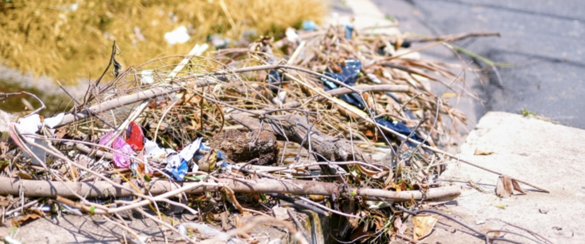 Imagen de canaleta repleta de basura y escombros
